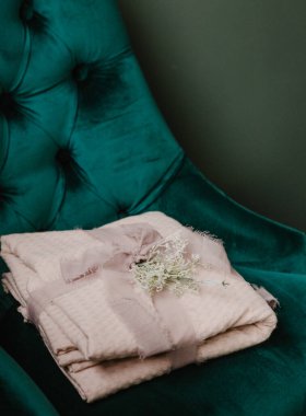 İç dekorasyon, yeşil bahar dekorasyonu. Yatak odasındaki detaylar.