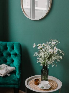 İç dekorasyon, yeşil bahar dekorasyonu. Yatak odasındaki detaylar.