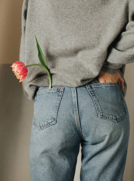 Dziewczyna Styl Życia Wakacje Kwiat Tulipan Jeansy Kieszeń Tył Sweter — Zdjęcie stockowe