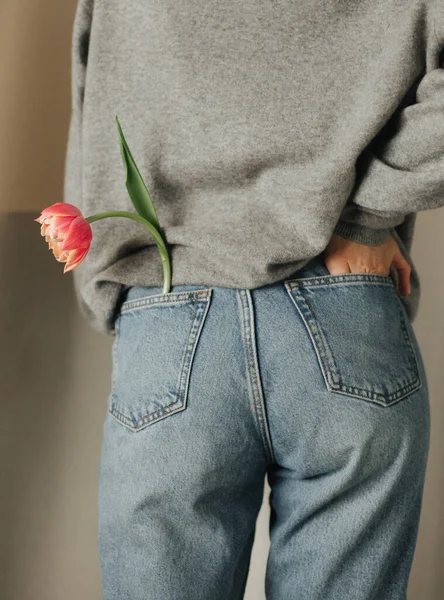 Menina Estilo Vida Férias Flor Tulipa Jeans Bolso Camisola Traseira — Fotografia de Stock