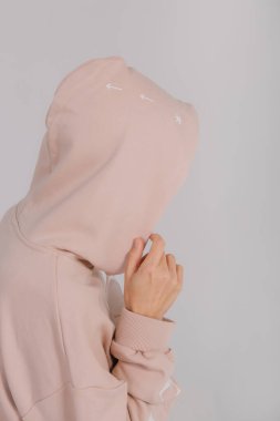 Kapüşonlu kapüşonlu sıcak kapüşonlu beyaz arka planda bir yazı için bir yer var.