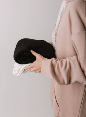 sweatshirt uzun kollu kadın elleri elastik bantları kapatır