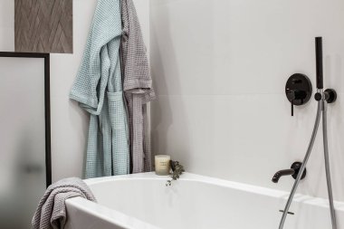 İç banyodaki banyodaki lüks dairede deco ile küvet.