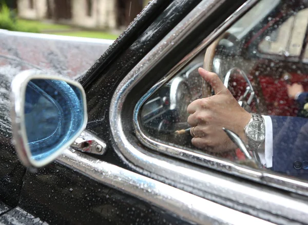 Homem Terno Carro Retro Preto Motorista Chuva — Fotografia de Stock