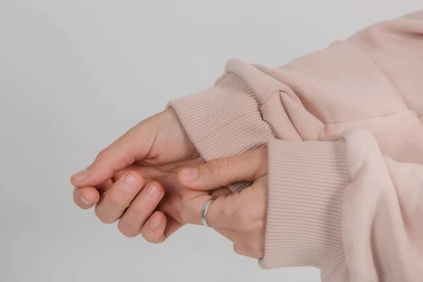 Sweat Shirt Manches Longues Mains Féminines Fermer Les Bandes Élastiques — Photo