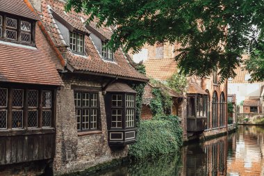 Nehirdeki cadde Belçika 'nın Bruges şehrinin eski güzel binaları.