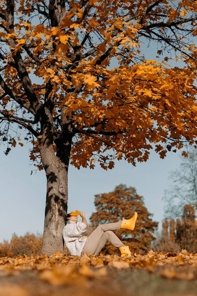Jesień Sezon Żółty Guma Buty Liść Upadek Konceptualny Dziewczyna Parku — Zdjęcie stockowe