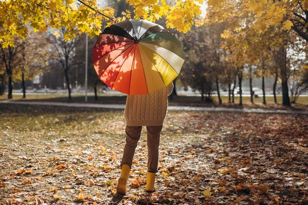 Herfst Paraplu Gestript Geel Blad Vallen Conceptueel Meisje Het Park — Stockfoto