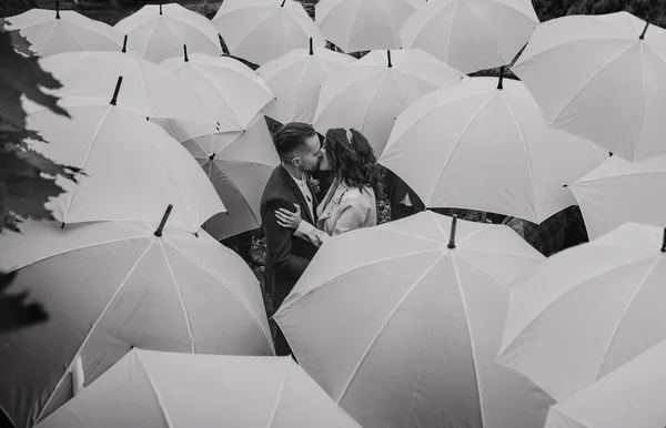 Ζευγάρι Ερωτευμένο Βροχερές Καιρικές Συνθήκες Στο Κέντρο Της Ομάδας Των — Φωτογραφία Αρχείου