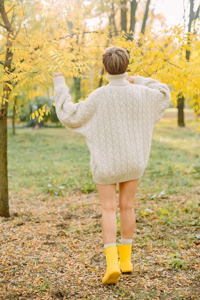 秋の黄色の葉の秋公園の概念的な女の子 — ストック写真