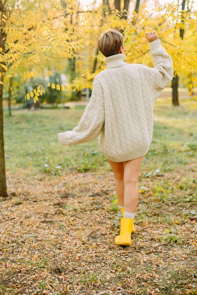 Autunno Foglia Gialla Caduta Concettuale Ragazza Nel Parco — Foto Stock