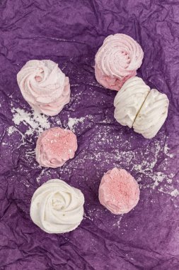 Marshmallow renkli meyve pembesi ve beyaz tatlı se