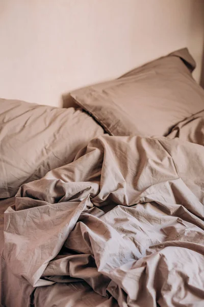 Morgenbett Zerzaust Nach Dem Schlaf Faltige Textildecke Und Kissen Beig — Stockfoto