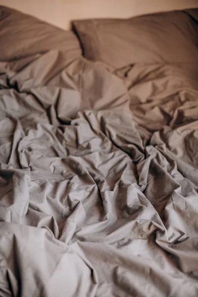 Morgenbett Zerzaust Nach Dem Schlaf Faltige Textildecke Und Kissen Beig — Stockfoto