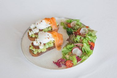 Aperatifler sağlıklı sandviçler, sebzeli ve soslu balıklar.