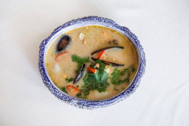 Baharatlı midye çorbası ve maydanozlu mavi kase.