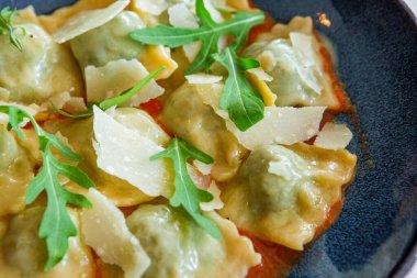 Hamur köftesi, roka ve sauc ile süslenmiş et yemeği.