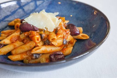 Doğal zeytinle süslenmiş sebze soslu makarna ruloları.