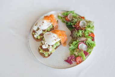 Aperatifler sağlıklı sandviçler, sebzeli ve soslu balıklar.