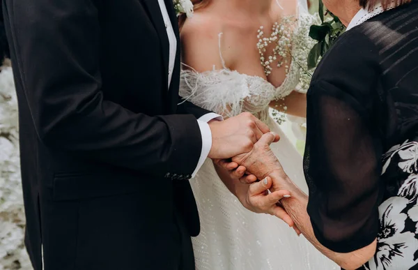 Avó Mão Parabéns Neta Tradição Família Casamento — Fotografia de Stock