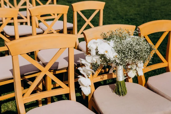 Όμορφη Γαμήλια Ανθοδέσμη Διακοσμημένη Ορχιδέες Μια Καρέκλα Για Ceremon — Φωτογραφία Αρχείου