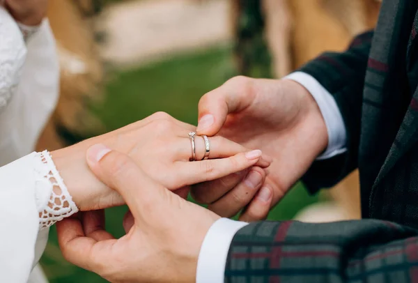 Bruidegom Een Geruite Pak Zet Een Ring Bruiden Hand Dicht — Stockfoto