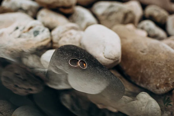 Two Wedding Rings Sea Stones Celebration Valentines Day Tradition — Stock Photo, Image