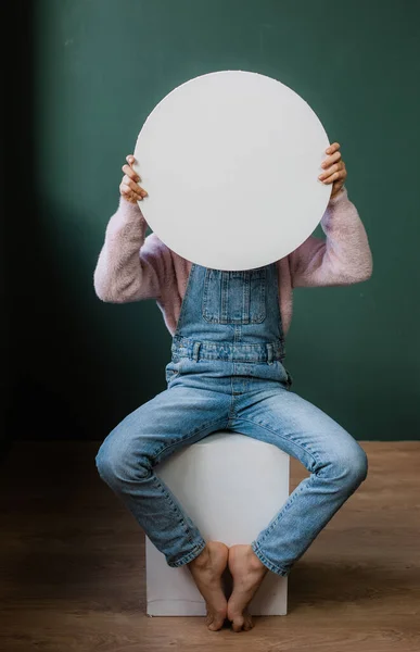 Menina Segurando Círculo Limpo Branco Para Variação Logotipo Tema Inscrição — Fotografia de Stock