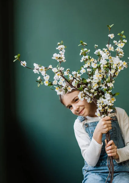 Šťastný Dítě Dívka Strom Květiny Hravě Skrývá Větví — Stock fotografie