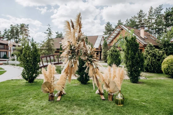 Arco Casamento Elegante Decorado Com Decoração Flora Seca Outsid — Fotografia de Stock