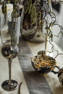 Restorandaki çatal bıçak takımının masasındaki dekor şık bir kafe.