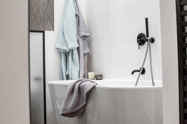 İç banyodaki banyodaki lüks dairede deco ile küvet.