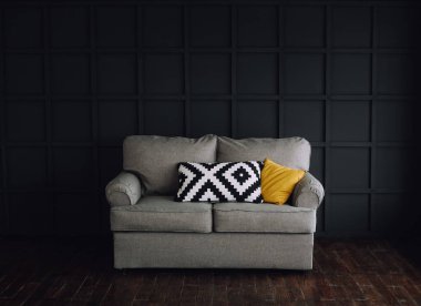 Siyah arka planda gri kanepesi olan odaların içinde.