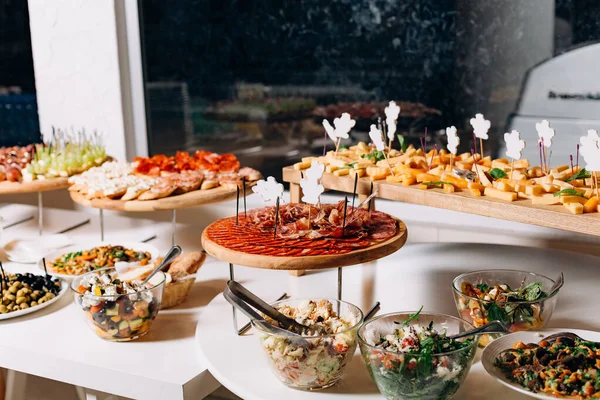 Buffet Festivo Fatias Queijo Salsicha Lanche Com Legumes Frutas Carne — Fotografia de Stock