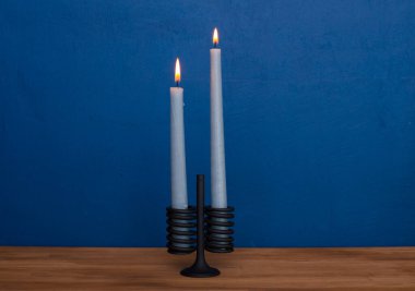 Çatı katı tarzı iç mekanik detaylarda otomobil parçalarından yapılmış metal şamdan