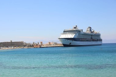 Büyük bir turist yolcu gemisi güneşli bir günde limana demir attı.