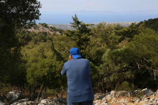 Kövér Ember Turista Kék Ruhában Egy Baseball Sapka Fotó Táj — Stock Fotó