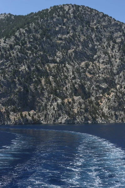 Tengerpart Sziklás Mediterrán Táj Hullámok Hajó Motorja — Stock Fotó