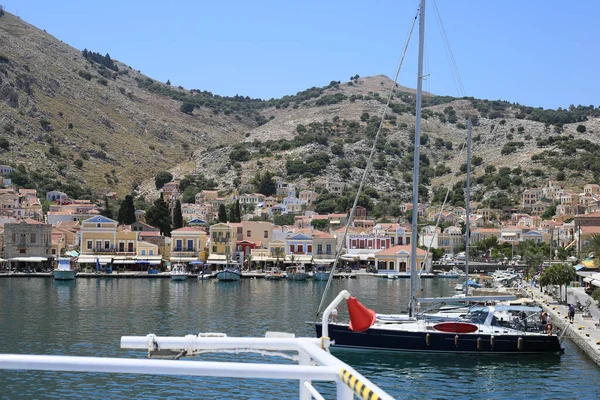 Griechische Küste Meer Touristenstadt Mittelmeerblick Mit Meer Und Bergen Hintergrund — Stockfoto