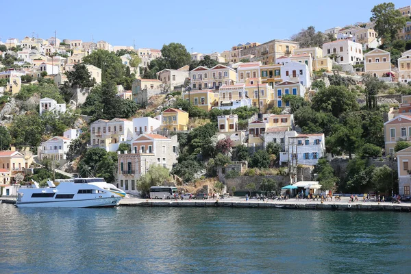 Greckie Wybrzeże Morze Miasto Turystyczne Morze Śródziemne Widok Morza Gór — Zdjęcie stockowe