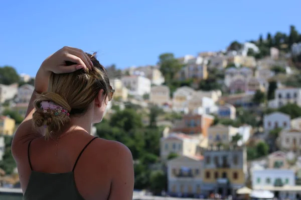 Turista Mujer Ciudad Turística Vacaciones Mirando Mar Montaña —  Fotos de Stock