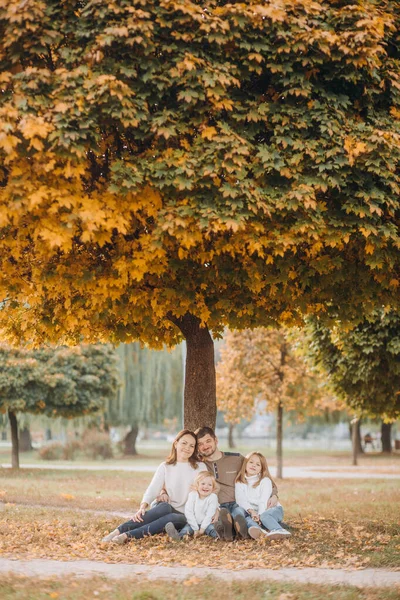 Glad Familje Helg Höst Park Träd Med Fallna Gula Blad — Stockfoto