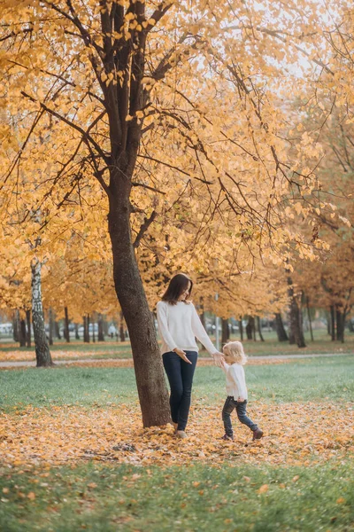 Glad Familje Helg Höst Park Träd Med Fallna Gula Blad — Stockfoto