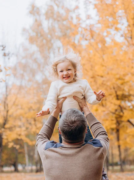 Glad Familje Helg Höst Park Träd Med Fallna Gula Blad — Stockfoto