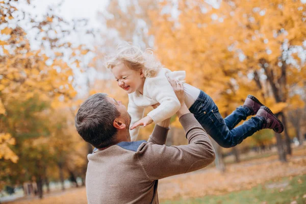 Glad Familje Helg Höst Park Träd Med Fallna Gula Blad — Stockfoto