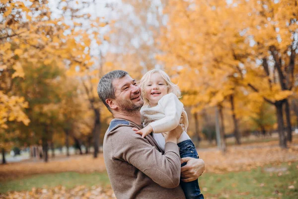 Šťastný Rodinný Víkend Podzimním Parku Stromy Spadlou Žlutou Dovolenou — Stock fotografie