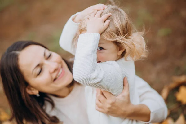 Glad Familje Helg Höst Park Träd Med Fallna Gula Blad — Stockfoto