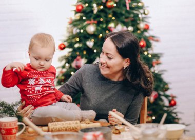 Anne ve kızları noel pastası pişiriyorlar. Yılbaşı pastası olan bir odada.
