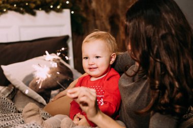 Anne ve kızı Maytap Noel 'inde eğleniyorlar.