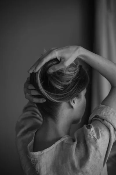 Kadın Arkası Han Iyla Saç Stilini Düzeltiyor — Stok fotoğraf